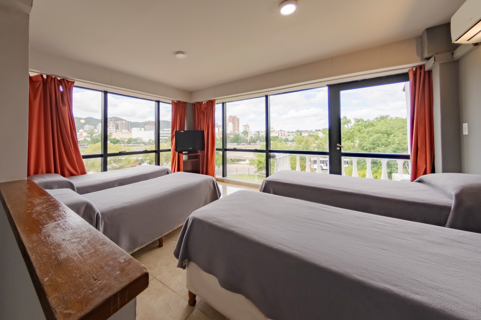 Habitación familiar con ventanales